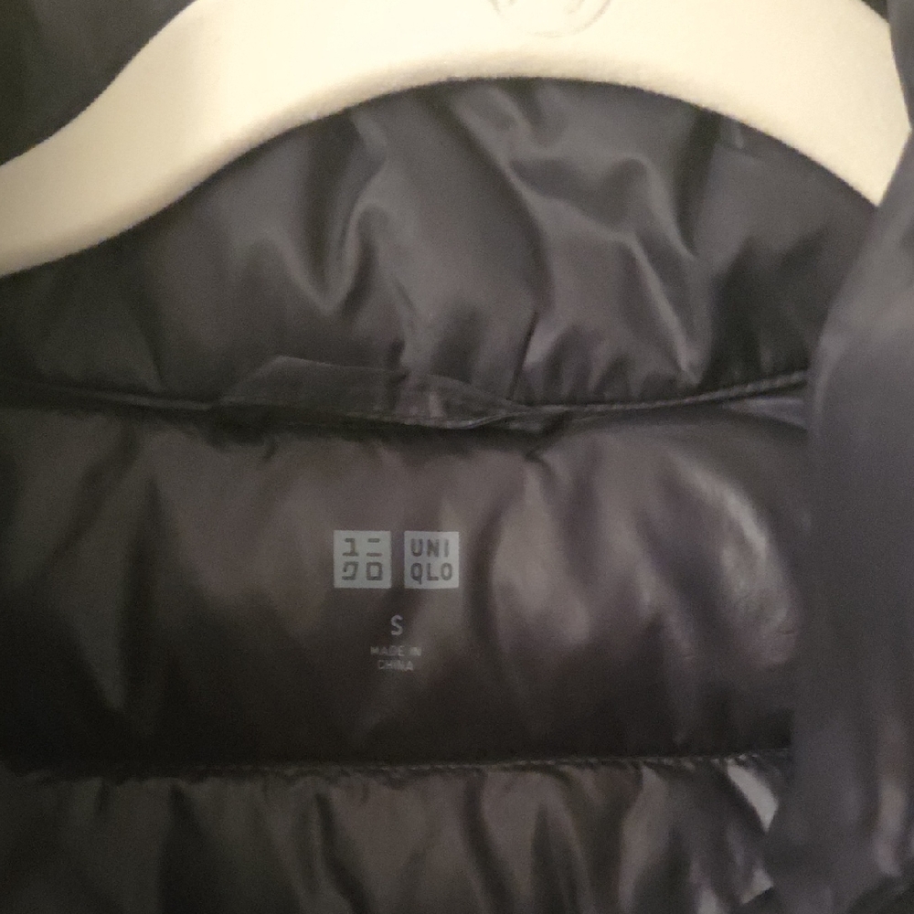 Uniqlo Women's Black Puffer Jacket - Picture 2 of 6
